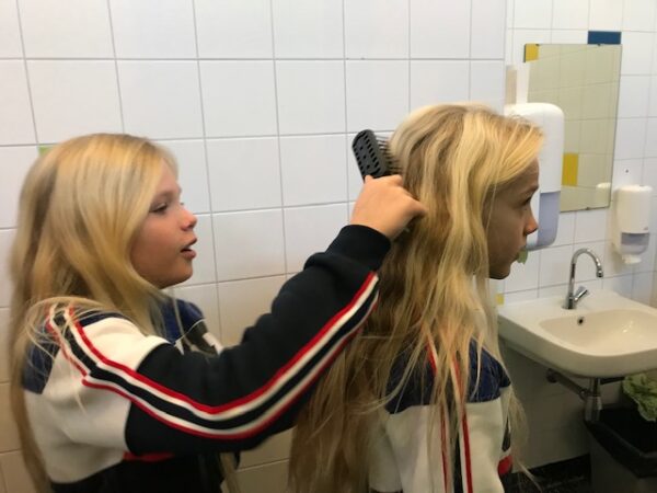 Renze-Marijn (12) en Fedde-Corné (11) knippen hun haar af