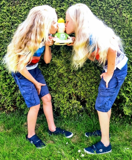 Renze-Marijn (12) en Fedde-Corné (10) doneren hun haar