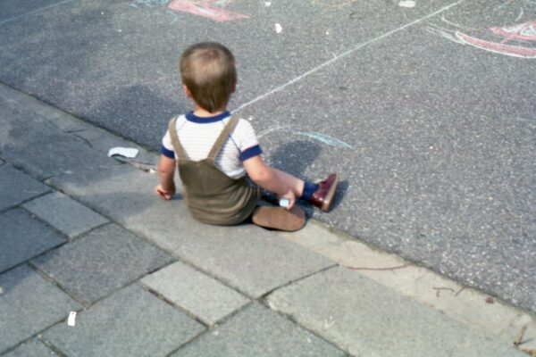 Waarom nemen we voor lief dat onze kinderen de straat is afgenomen?