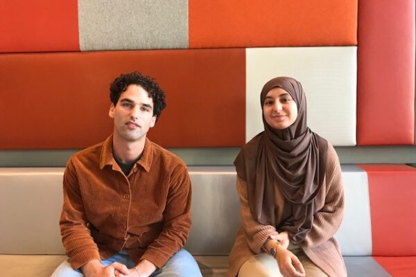 Boaz en Oumaima staan als jood en moslim naast elkaar. ‘We maken ons samen hard tegen haat’