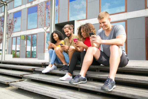 Een week lang geen smartphone: hoe beleefden deze studenten dat?
