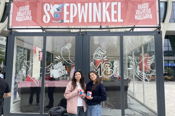 Noa (17) en Cato (15) organiseren de Haagse Vrijheidsmaaltijd voor jongeren. ‘Vrijheid is ook dat je een regenboog t-shirt kan dragen en als meisje ’s nachts veilig naar huis kan fietsen.’