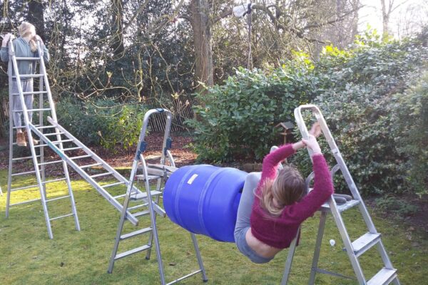 Risicovol spelen is belangrijk voor kinderen. Maar ouders vinden risico’s vaak eng. ‘Af en toe moet een kind iets breken’ 