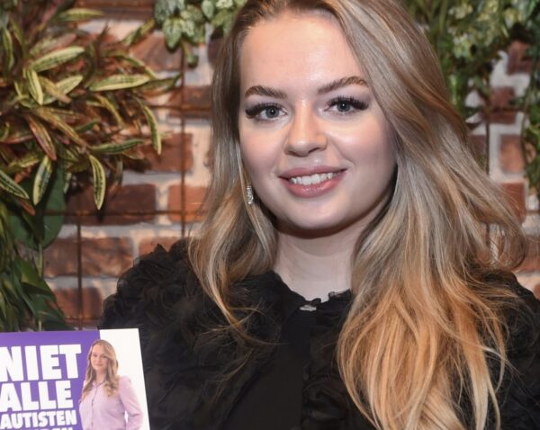 Robine heeft autisme. Dat werd heel vaak niet herkend, omdat autisme bij meisjes en vrouwen er heel anders uit kan zien.