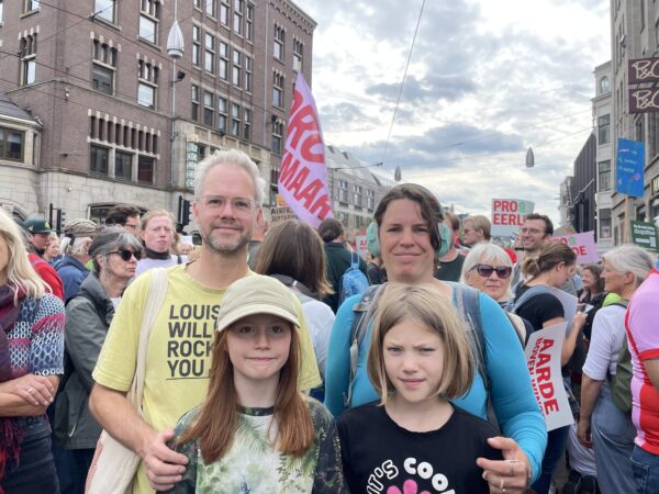 ‘Laat nog wat toekomst voor ons over!’